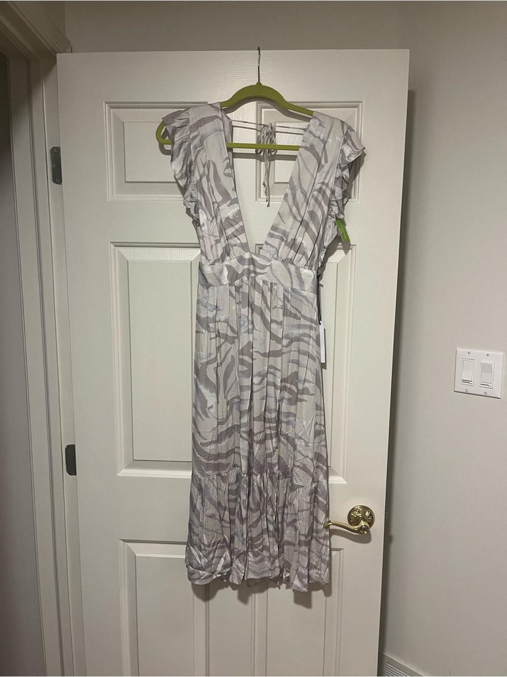 NWT ** Stillwater Light Gray/ white Patterned V‑Neck Midi Dress